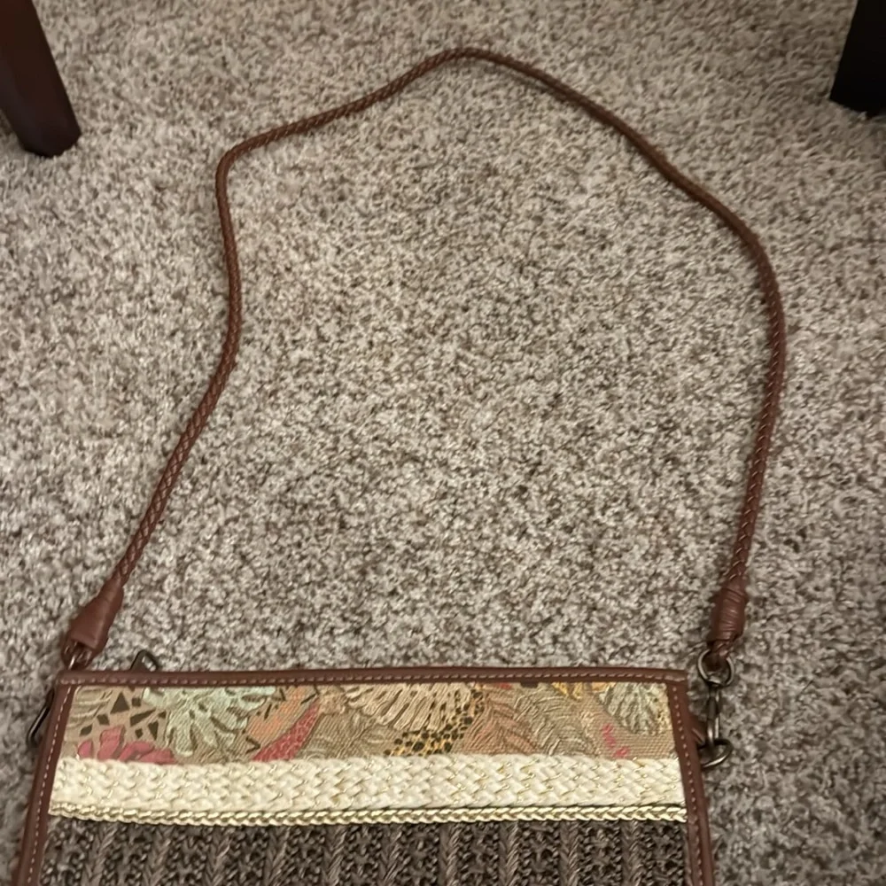 Like New SakRoots trendy fashionable shoulder bag gold thread & 21” strap - Picture 4 of 10